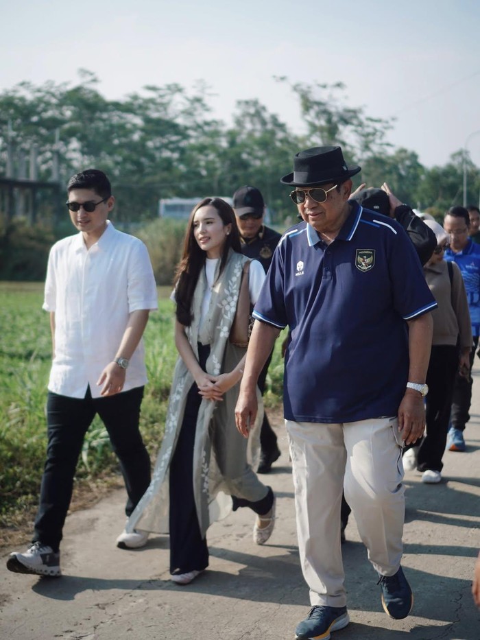 Beby Tsabina dan suami menikmati suasana Pacitan bersama SBY.