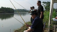 Gak cuma Beby Tsabina dan suami, SBY juga menikmati sore sambil memancing. Foto: Instagram @bebytsabina