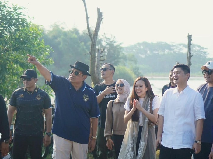 Beby Tsabina Beby Tsabina dan suami menikmati suasana Pacitan bersama SBY.