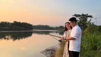 Beby dan suami menikmati senja sambil memancing di danau. Foto: Instagram @bebytsabina
