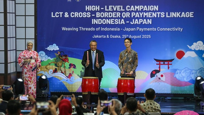BI Resmi Luncurkan QRIS Antarnegara Indonesia–Jepang Gubernur Bank Indonesia Perry Warjiyo (kiri) bersama Minister at Japan Embassy in Indonesia Ueda Hajime (kanan) menghitung mundur saat peluncuran QRIS Indonesia-Jepang pada acara High Level Campaign LCT & Cross Border QR Payments Linkage Indonesia-Jepang di Jakarta, Senin (25/8/2025). Bank Indonesia secara resmi meluncurkan Quick Response Code Indonesian Standard (QRIS) antarnegara Indonesia-Jepang yang merupakan bagian dari implementasi Blueprint Sistem Pembayaran Indonesia (BSPI) 2030 dan pada tahap tahap awal masyarakat Indonesia dapat menggunakan QRIS di 35 merchants di Jepang dengan memindai JPQR Global menggunakan aplikasi pembayaran domestik. ANTARA FOTO/Asprilla Dwi Adha/nym.