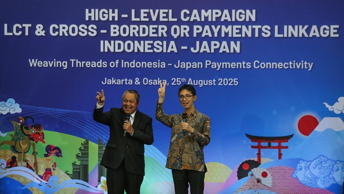 Gubernur Bank Indonesia Perry Warjiyo (kiri) bersama Minister at Japan Embassy in Indonesia Ueda Hajime (kanan) menghitung mundur saat peluncuran QRIS Indonesia-Jepang pada acara High Level Campaign LCT & Cross Border QR Payments Linkage Indonesia-Jepang di Jakarta, Senin (25/8/2025). Bank Indonesia secara resmi meluncurkan Quick Response Code Indonesian Standard (QRIS) antarnegara Indonesia-Jepang yang merupakan bagian dari implementasi Blueprint Sistem Pembayaran Indonesia (BSPI) 2030 dan pada tahap tahap awal masyarakat Indonesia dapat menggunakan QRIS di 35 merchants di Jepang dengan memindai JPQR Global menggunakan aplikasi pembayaran domestik. ANTARA FOTO/Asprilla Dwi Adha/nym.