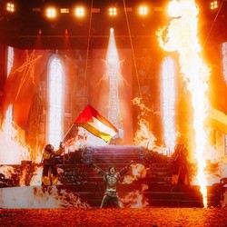Momen Emosional BMTH Kibarkan Bendera Palestina di Ujung Aksi Panggung