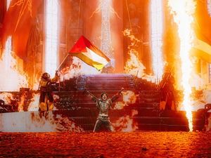 Video: Momen BMTH Kibarkan Bendera Palestina di Reading Festival