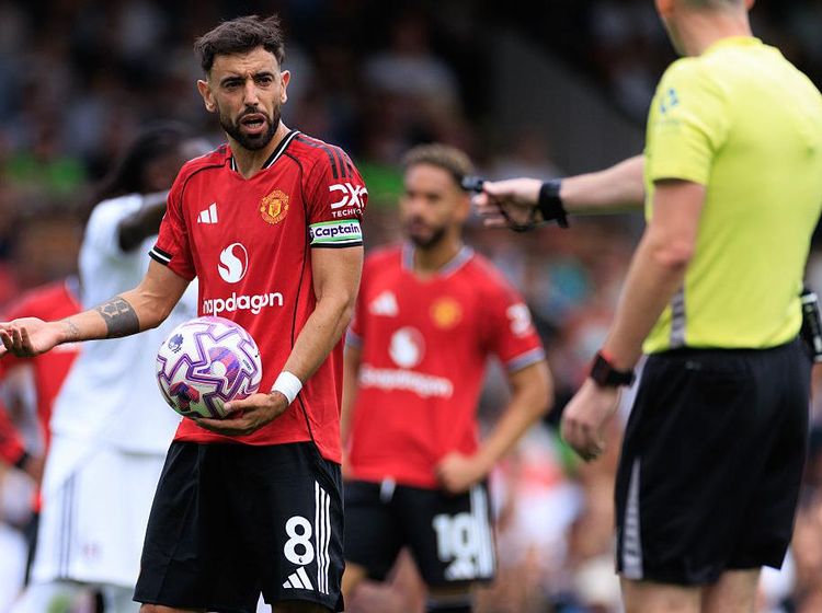 Momen Bruno Fernandes Pelototin Wasit Sebelum Penaltinya Gagal