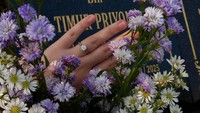 Iya dong, pasti dong, jawab Dea sambil menangis. Meskipun Gustiwiw gak bisa menyampaikan secara langsung, cincin tersebut kini sudah tersemat di jari manis Dea. Foto: Instagram @bunganafisa99