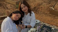 Bunga Nafisa menyampaikan dan memberikan cincin lamaran yang sudah dipersiapkan mendiang kakaknya. Inilah cincin lamarannya. Maukah kamu menerima lamaran Gusti Irwan Wibowo, kakak aku?” kata Bunga kepada Dea. Foto: Instagram @bunganafisa99
