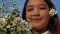 Bunga Nafisa, adik mendiang Gusti Irwan Wibowo atau Gustiwiw, mengabulkan keinginan almarhum kakak. Gustiwiw sudah mempersiapkan cincin untuk melamar kekasihnya, Deandra Nadira, tapi rencana itu gak terjadi karena Gustiwiw meninggal dunia pada 15 Juni 2025. Foto: Instagram @bunganafisa99