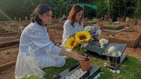Bunga Nafisa bersama Dea nyekar ke makam Gustiwiw. Keduanya memakai baju serba putih. Foto: Instagram @bunganafisa99