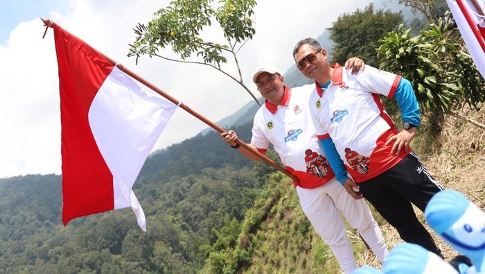 Bupati Bogor, Rudy Susmanto melepasliarkan burung elang tikus (Elanus caeruleus) dan burung kerak kerbau (Acridotheres javanicus) di kawasan Gunung Halimun Salak,