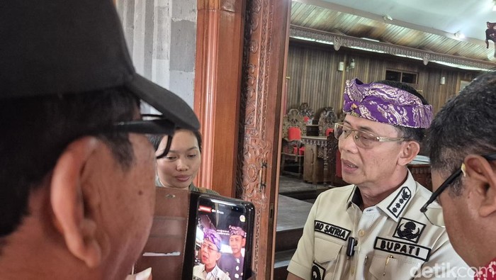 Doorstop Bupati Klungkung, I Made Satria terkait pembangunan ilegal di Klungkung, Senin (25/8/2025).