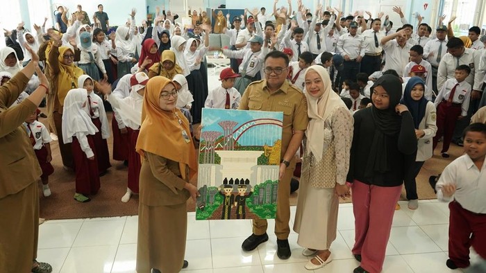 Bupati Kukar, Aulia Rahman Basri saat mengunjungi SLB Negeri Tenggarong (Istimewa)