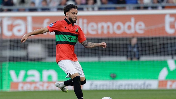 ALMELO, NETHERLANDS - AUGUST 16: Calvin Verdonk of NEC Nijmegen  during the Dutch Eredivisie  match between Heracles Almelo v NEC Nijmegen at the Asito Stadium on August 16, 2025 in Almelo Netherlands (Photo by Stan Oosterhof/Soccrates/Getty Images)