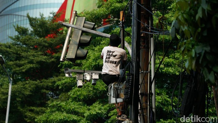 CCTV Dirusak Saat Ricuh Demo di Pejompongan Salah satu peserta aksi merusak CCTV di Kawasan Pejompongan, Jakarta, Senin, (25/8/2025).