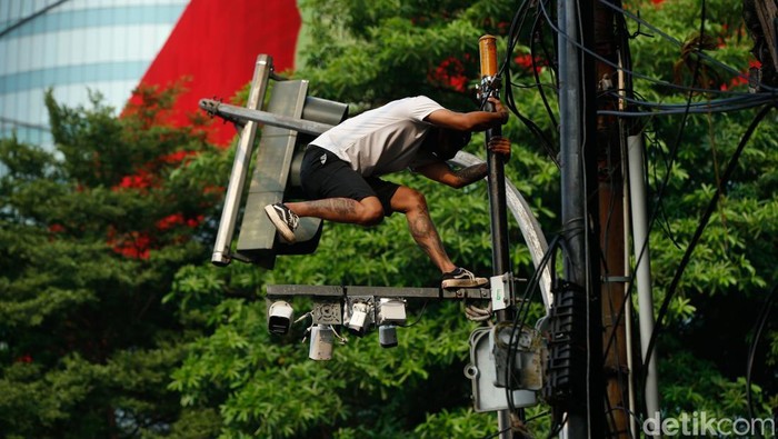 Salah satu peserta aksi merusak CCTV di Kawasan Pejompongan, Jakarta, Senin, (25/8/2025).