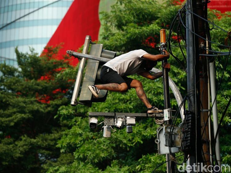 CCTV Dirusak Saat Ricuh Demo di Pejompongan