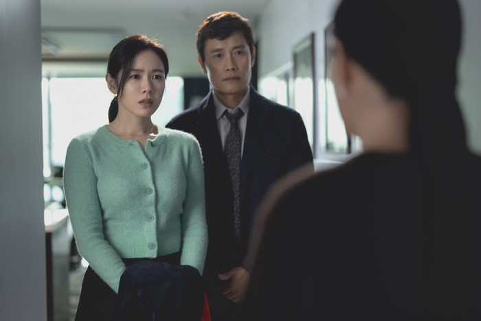 Cuplikan adegan dalam film No Other Choice Cuplikan adegan dalam film No Other Choice, yang dibintangi Lee Byung Hun dan Son Ye Jin