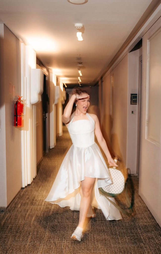 Gaun yang berasal dari Yoss Bridal itu memiliki model high-low. Potongan bagian depan lebih pendek hingga menampilkan kaki jenjang, sementara bagian belakang lebih panjang memberi kesan elegan dan flowy. Foto: Instagram/@davinaakaramoy