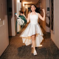 Alih-alih memakai heels, Davina memilih sneakers putih. Perpaduan ini memberi nuansa sporty. Sesuai dengan tema perayaan ulang tahunnya, Davina juga membawa tas hijau yang berisi raket padel. Foto: Instagram/@davinaakaramoy