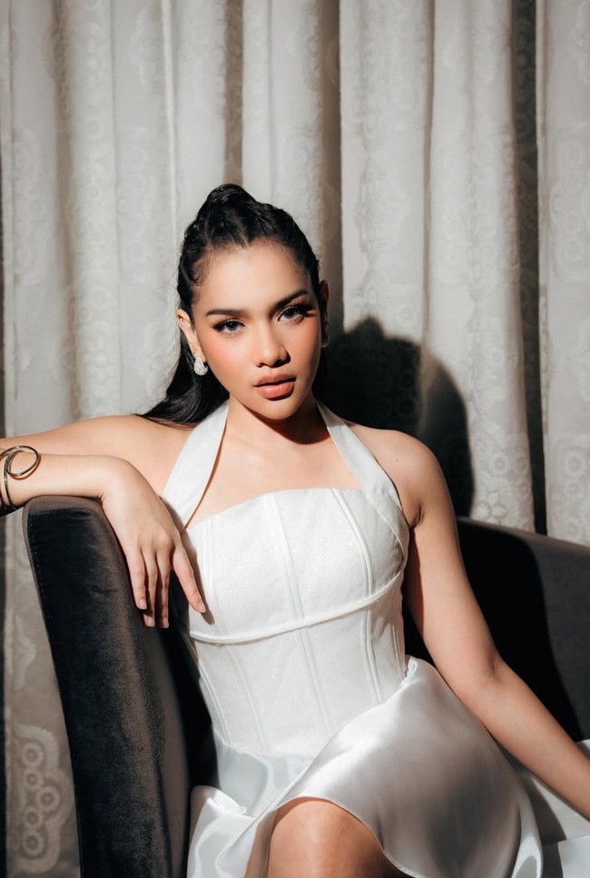 Untuk riasan wajahnya Davina mempercayakan MUA Dany Barca. Ia memilih makeup bernuansa natural glam. Riasan matanya dibuat tajam dengan eyeliner dan bulu mata lentik, sementara bibirnya diberi sentuhan nude glossy yang membuat wajahnya semakin fresh. Foto: Instagram/@davinaakaramoy