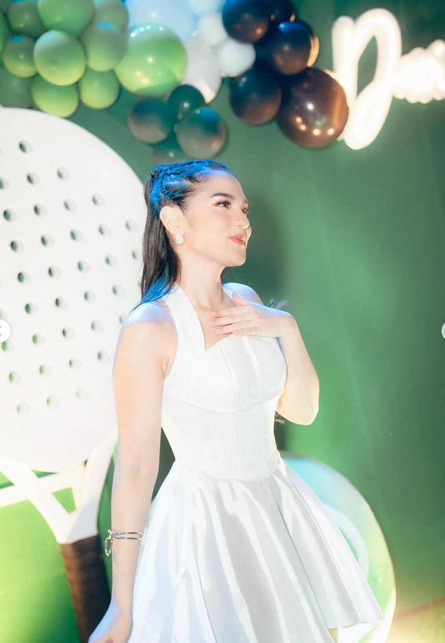 Rambut Davina ditata dalam gaya sleek ponytail tinggi dengan bagian depan yang ditarik dan dikepang rapi. Model ini membuat wajahnya lebih tegas sekaligus menonjolkan makeup cantiknya. Foto: Instagram/@davinaakaramoy