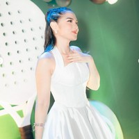 Rambut Davina ditata dalam gaya sleek ponytail tinggi dengan bagian depan yang ditarik dan dikepang rapi. Model ini membuat wajahnya lebih tegas sekaligus menonjolkan makeup cantiknya. Foto: Instagram/@davinaakaramoy