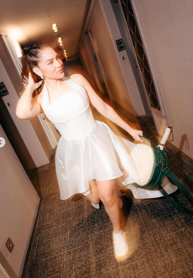 Untuk melengkapi look, Davina mengenakan anting gantung berkilau serta gelang tipis di lengan. Pemilihan aksesori minimalis ini membuat penampilannya tetap chic dan tak berlebihan. Foto: Instagram/@davinaakaramoy