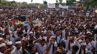 Namun di tengah ketidakpastian itu, semangat untuk pulang tak pernah padam. Aksi damai yang digelar tahun ini menjadi seruan agar dunia internasional tidak melupakan penderitaan mereka. Delapan tahun tanpa kepastian, Rohingya terus menggantungkan harapan pada janji keadilan. Di kamp-kamp yang padat itu, mereka masih menanti hari di mana kata “pulang” bukan lagi sekadar mimpi. REUTERS/Mohammad Ponir Hossain