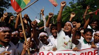 Sejak tragedi 2017, lebih dari 700 ribu warga Rohingya meninggalkan Myanmar setelah menghadapi kekerasan dan diskriminasi. Delapan tahun berlalu, kehidupan di kamp pengungsian terbesar di dunia itu masih dipenuhi keterbatasan: pendidikan minim, akses pekerjaan terbatas, dan masa depan yang tidak menentu. REUTERS/Mohammad Ponir Hossain