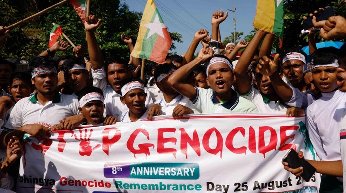 Delapan Tahun Tanpa Kepastian, Rohingya Serukan Keadilan Lewat Aksi Damai Suara lantang bercampur tangis mewarnai aksi damai ribuan pengungsi Rohingya di kamp Coxβs Bazar, Bangladesh, Senin (25/8/2025). Dengan membawa plakat sederhana bertuliskan βKami Ingin Pulangβ dan βKeadilan untuk Rohingya,β mereka memperingati delapan tahun eksodus besar-besaran dari Myanmar. REUTERS/Mohammad Ponir Hossain