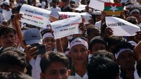 Dengan membawa plakat sederhana bertuliskan “Kami Ingin Pulang” dan “Keadilan untuk Rohingya,” mereka memperingati delapan tahun eksodus besar-besaran dari Myanmar. REUTERS/Mohammad Ponir Hossain
