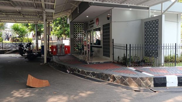 Demo berlanjut di gerbang belakang DPR, massa membakar spanduk hingga lempar petasan.