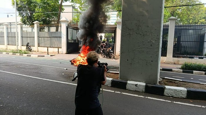 Demo berlanjut di gerbang belakang DPR, massa membakar spanduk hingga lempar petasan.