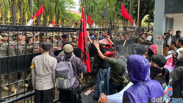 Demo depan Kantor Gubernur Sulsel.