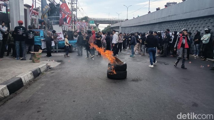 Demo depan Kejati Sulsel di Makassar.
