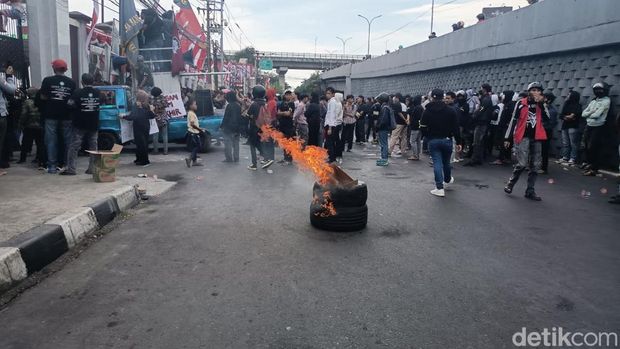 Demo depan Kejati Sulsel di Makassar.