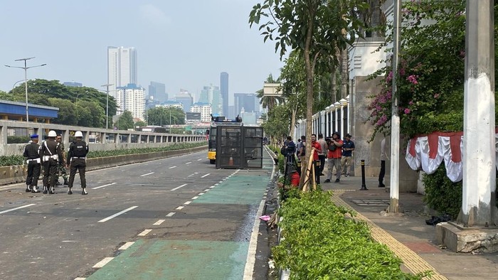 Demo di kawasan Senayan, Jakarta Pusat masih berlanjut. Lalin Gatsu arah Slipi masih ditutup, Senin (25/8/2025).