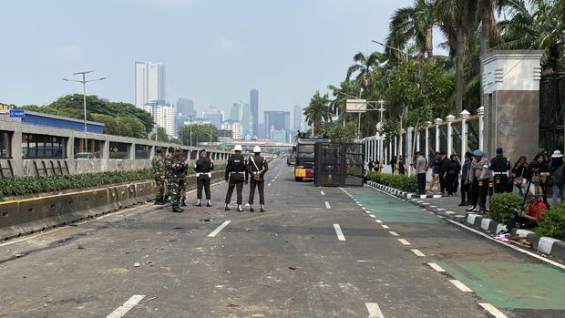 Demo di kawasan Senayan, Jakarta Pusat masih berlanjut. Lalin Gatsu arah Slipi masih ditutup, Senin (25/8/2025).