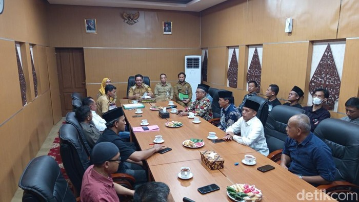 Perwakilan warga Desa Wonogiri, Kecamatan Kajoran, mendatangi Bupati Magelang Grengseng Pamuji menuntut kepada desa mundur, Senin (25/8/2025).