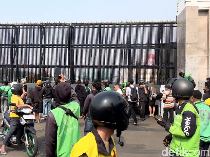 Video: Dapat Info dari Medsos, Massa Ojol Geruduk Gedung DPR Hari Ini