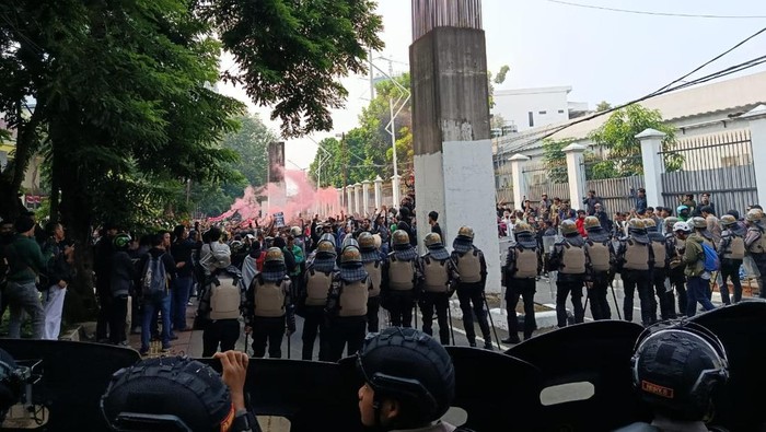 Demonstrasi di belakang DPR (Wildan/detikcom)