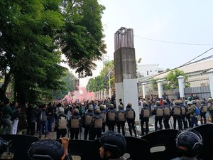 Massa Demo 25 Agustus Terus Berdatangan ke Belakang DPR dari 2 Penjuru