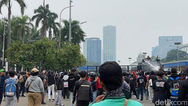 Demonstrasi di depan gedung MPR/DPR RI, Jakarta, sempat memanas. Petugas mendorong mundur massa menjauh dari gedung MPR/DPR RI. (Devi P/detikcom)
