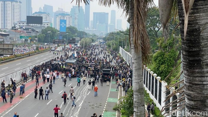 Demonstrasi di depan gedung MPR/DPR RI, Jakarta, sempat memanas. Petugas mendorong mundur massa menjauh dari gedung MPR/DPR RI. (Devi P/detikcom)