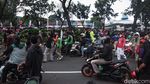 Dipukul Mundur Polisi, Massa Demo Berlarian di Depan TVRI