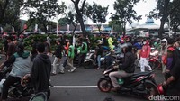 Polisi menembakkan gas air mata ke arah massa untuk membubarkan aksi. 