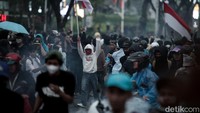 Massa yang mencoba bertahan, berhamburan saat polisi memaksa bubar.