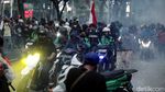 Dipukul Mundur Polisi, Massa Demo Berlarian di Depan TVRI