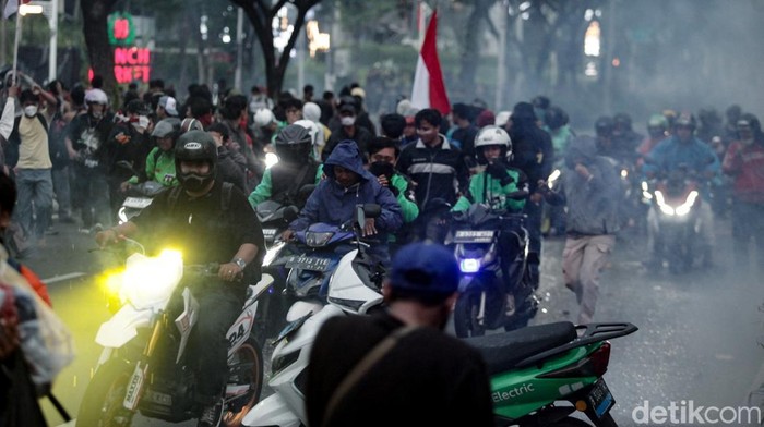 Dipukul Mundur Polisi, Massa Demo Berlarian di Depan TVRI Massa berlarian saat dipukul mundur polisi di Jalan Gerbang Pemuda, Jakarta, Senin (25/8/2025).