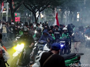 Video: Tukang Kopi Gerobak Keliling Tetap Bertahan di Ricuh Demo DPR